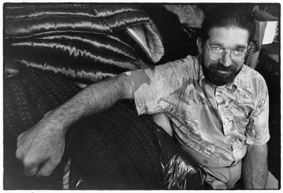 351613 Portret van Bert Kreugel van de stichting Hulpacties Oost-Europa, die het pand aan de Kanaalstraat te Utrecht, ...